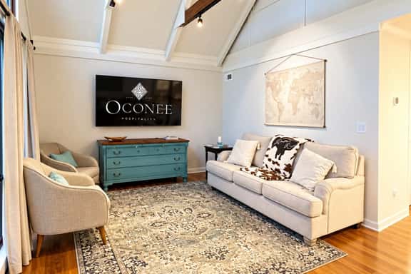 Keowee Key's Stylish Charm - Image 1