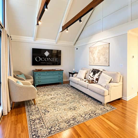 Keowee Key's Stylish Charm - Image 1